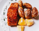 Ropogós lazac, joghurtos öntettel, kapros burgonyával recept fázis 3 fotója