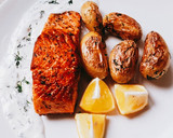Ropogós lazac, joghurtos öntettel, kapros burgonyával recept fázis 3 fotója