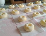Foto langkah ke 5 dari resep Donat ala jco dengan tabur kayu manis.