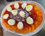 Une image de l'étape 7 de Salade de tomates bicolores à l’oignon rouge et mozzarella.