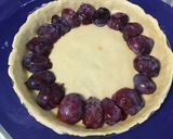 Une image de l'étape 12 de Tarte aux prunes et raisins à l'hibiscus.