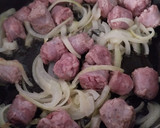 Foto del paso 2 de la receta: Fritada de butifarra y alcachofas con picatostes al ajillo y pimentón