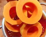 Hình bước làm 1 của món Bí Đỏ Nhồi Thịt Chiên