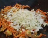 Foto langkah ke 6 dari resep Bihun Goreng Bakso Sayur.