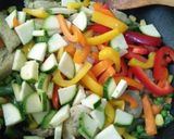 Foto del paso 3 de la receta: Pechuga de pavo salteada con pimientos y vegetales