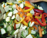 Foto del paso 3 de la receta: Pechuga de pavo salteada con pimientos y vegetales