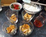 Foto del paso 2 de la receta: Vasitos de fresas con crema de Skyr