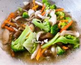 รูปขั้นตอนการทำที่ 5 ของ ผัดผักรวมมิตร 🍄🥦🥕