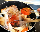 Foto del paso 3 de la receta: Muslos de pollo estofados con almendras, arándanos y pasas