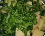 पालक आलू सब्जी रेसिपी (Spinach Aloo Sabji Recipe In Hindi) रेसिपी चरण 2 फोटो