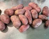 Une image de l'étape 1 de Pommes de terre sautées aux oignons nouveaux.