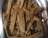बची पूरी के नूडल्स (Puri Noodles Recipe In Hindi) रेसिपी चरण 1 फोटो