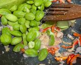 Foto langkah ke 3 dari resep Sambal Goreng Udang, Pete dan Telur.