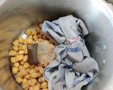 A picture of step 2 of Chana Masala.