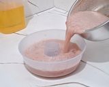 Foto langkah ke 5 dari resep Puding Susu Strawberry.