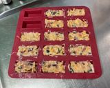 Une image de l'étape 6 de Pavés de chocolat blanc aux corn flakes et fruits confits.
