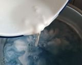 Foto langkah ke 4 dari resep Bubur Sumsum Bunga Telang.