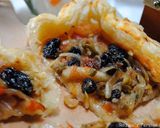 A picture of step 16 of Puff pastry pizza with Raisins & bell pepper.