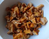 A picture of step 1 of Spaghetti with Chanterelle Sauce.