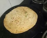 A picture of step 7 of Chilli Garlic laccha parantha.