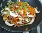 Une image de l'étape 1 de Chow mein crevettes.
