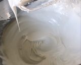 Foto del paso 2 de la receta: Bizcochuelo relleno con cobertura de merengue y duraznos