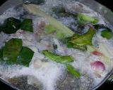 Foto langkah ke 2 dari resep Sup Tuna Kemangi Kuah Asam Segar.