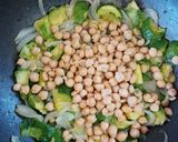 Foto del paso 5 de la receta: Garbanzos salteados con atún!