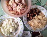 Foto langkah ke 2 dari resep Ayam tumis jamur hioko dan kembang tahu.