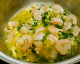 Foto del paso 7 de la receta: Brochetas afrodisiacas de fresas y camarón al perejil