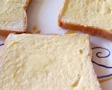 A picture of step 1 of Toast mayai.