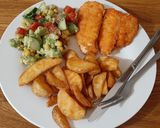 Avokádós paradicsomsaláta-sült hallal és steak burgonyával recept fázis 4 fotója