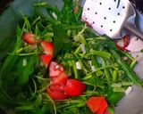 Foto langkah ke 2 dari resep Tumis Kangkung Saus Tiram.