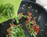 Foto langkah ke 3 dari resep 356.Tumis Kornet Pedas.