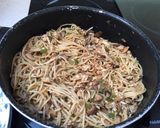 Foto del paso 8 de la receta Espaguetis con pollo, champiñones y salsa teriyaki