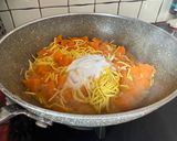 Une image de l'étape 3 de Curry de poulet, pâtes et patates douces.