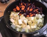 Une image de l'étape 8 de Navets et carottes violettes aux épices indiennes, bouillon de porc et coriandre.