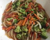 Foto del paso 4 de la receta: Wok de Verduras con Fideos de arroz y salmón