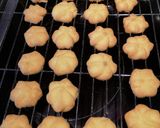 Foto langkah ke 5 dari resep Simple butter cookies renyah lembut.