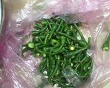 A picture of step 1 of How to save green chillies.