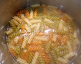 Foto del paso 1 de la receta: Ensalada de pasta de colores