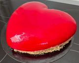 Une image de l'étape 29 de Gâteau-miroir en forme de cœur 3D, fourré à la fraise et à la mousse à la vanille.