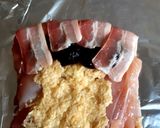 Baconbe göngyölt aszaltszilvás csirkemellrolád recept fázis 3 fotója