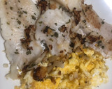 Foto del paso 4 de la receta: Merluza a la plancha con ajo y perejil con guarnición de revuelto de huevo y queso 🐟🥚