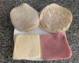 Foto del paso 1 de la receta: Quesadillas con jamón (sincronizadas) y guacamole