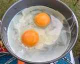 รูปขั้นตอนการทำที่ 2 ของ ไข่กระทะ ณ. ลานกางเต้นท์ ⛺️🍳