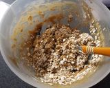 Foto del paso 2 de la receta: Cookies de avena y chocolate con harina integral