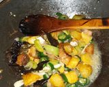 Foto langkah ke 6 dari resep Ikan Jambal Asin Cabai Hijau.