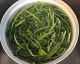 Une image de l'étape 1 de Salade de pissenlit et endive rouge aux herbes fraîches.