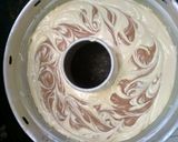 Foto langkah ke 7 dari resep Bolu marmer baking pan.